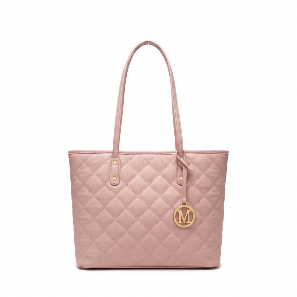 Sac cabas rose poudré avec motif losanges et breloque dorée sur fond blanc