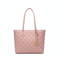 Sac cabas rose poudré avec motif losanges et breloque dorée sur fond blanc
