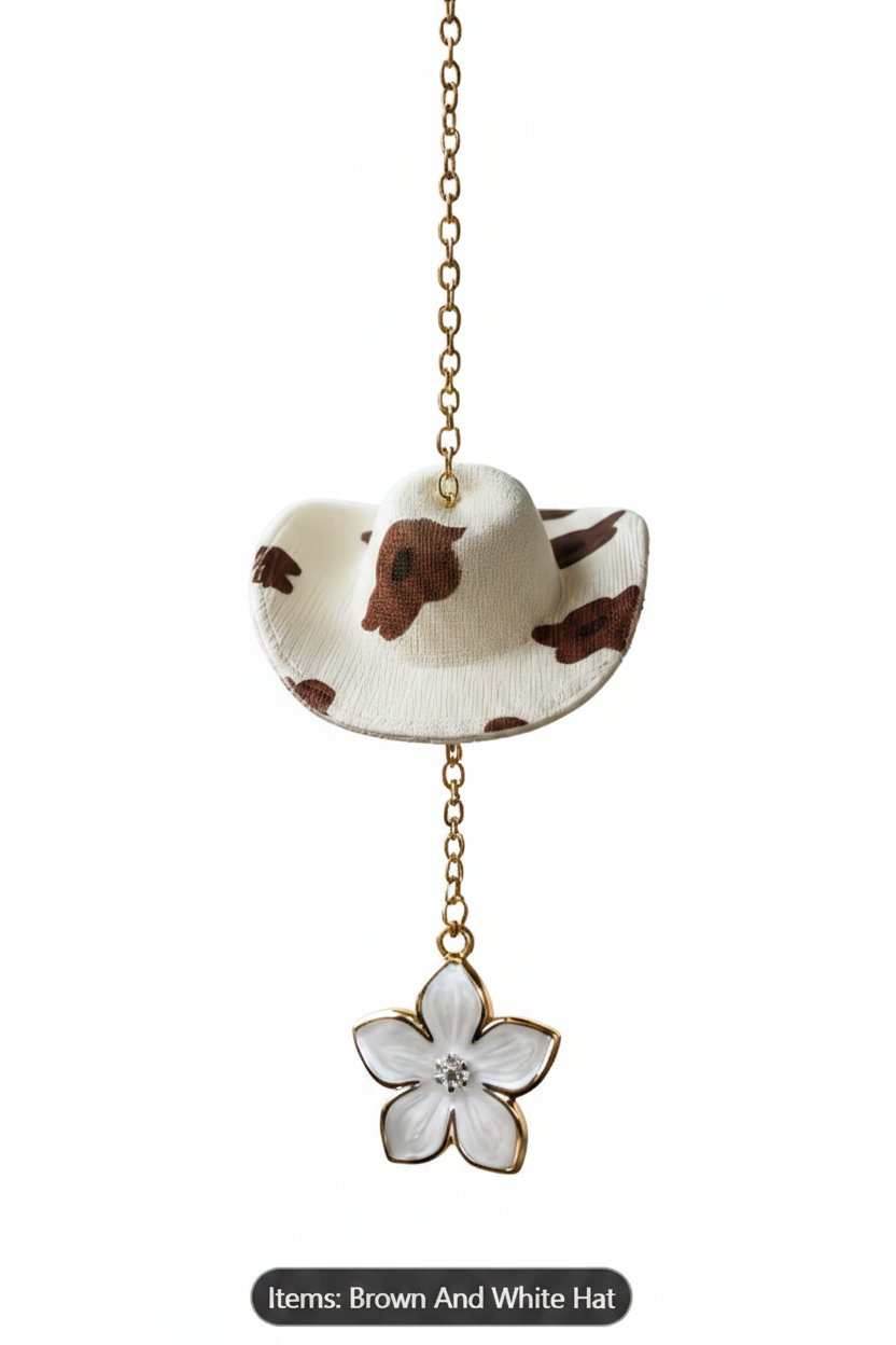 Pendentif Rétroviseur Voiture – Chapeau Cowboy Vache & Fleur | Chaîne Dorée